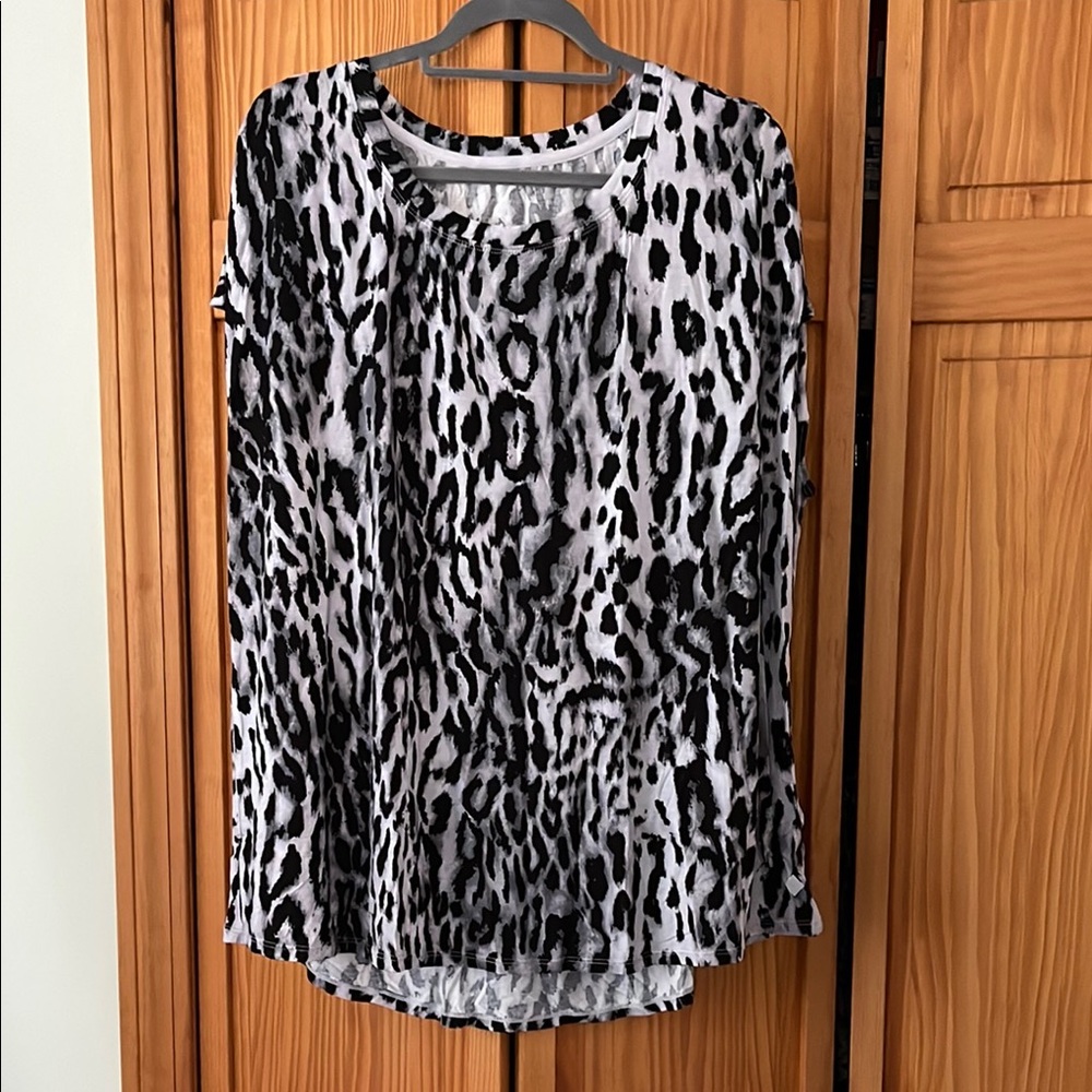 Lularoe Rise collection Tenacious work out tee